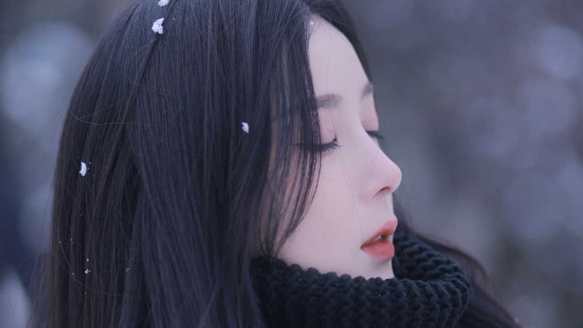 冬日雪韵，唯美闭眼美女围巾4K高清壁纸，3840x2160超高清下载