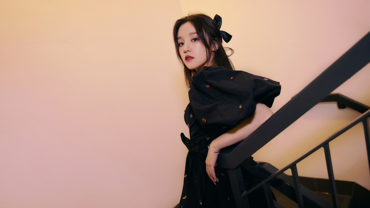宋雨琦扶梯黑裙倩影，超高清4K美女壁纸，3840x2160分辨率免费下载