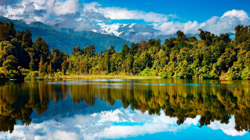 湖边美景，树木葱茏，蓝天碧水，高清JPG风景图片素材下载
