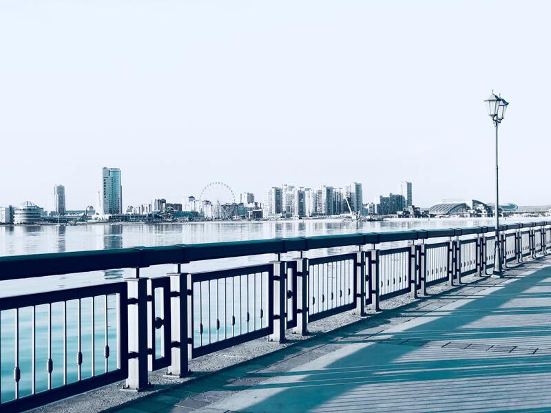 河边海边护栏高清摄影，JPG风景图片素材免费下载