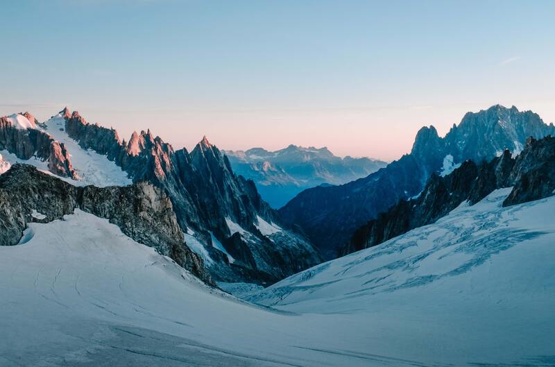 雪山远景背景图，高清JPG摄影素材，风景设计免费下载