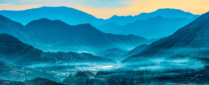 梦幻山间烟雾缭绕，高清JPG风景图片，平面广告素材下载