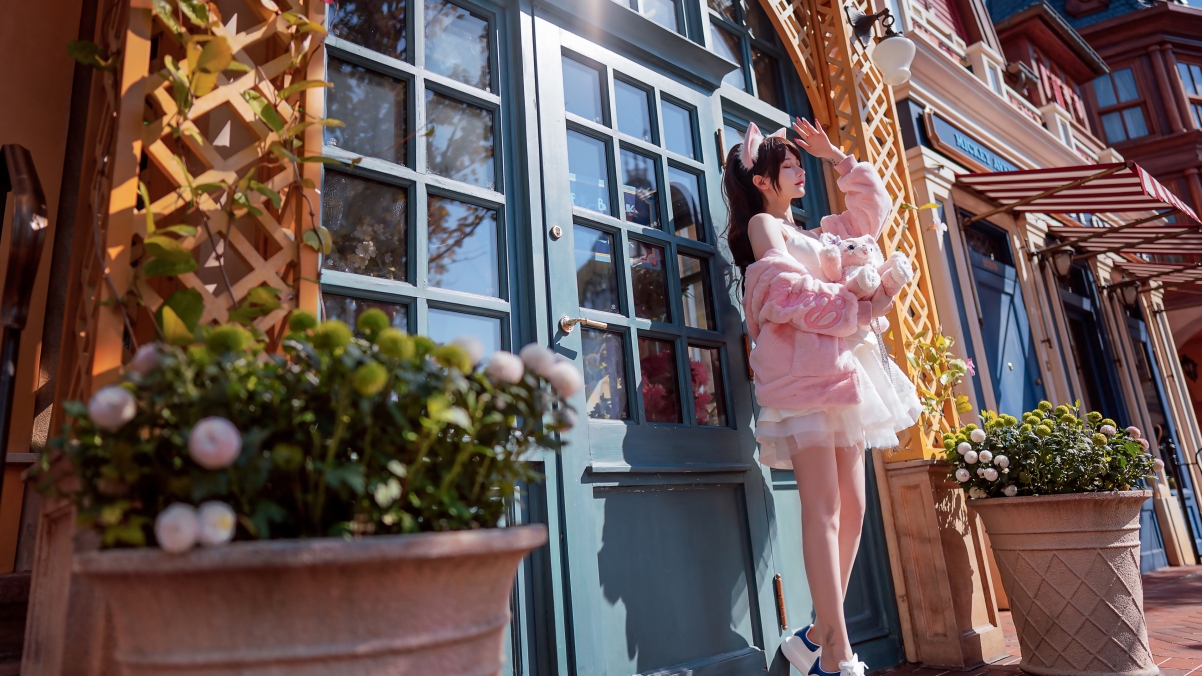 阳光下的粉色小熊与兽耳美女，绝美长腿4K壁纸，高清3840x2160下载