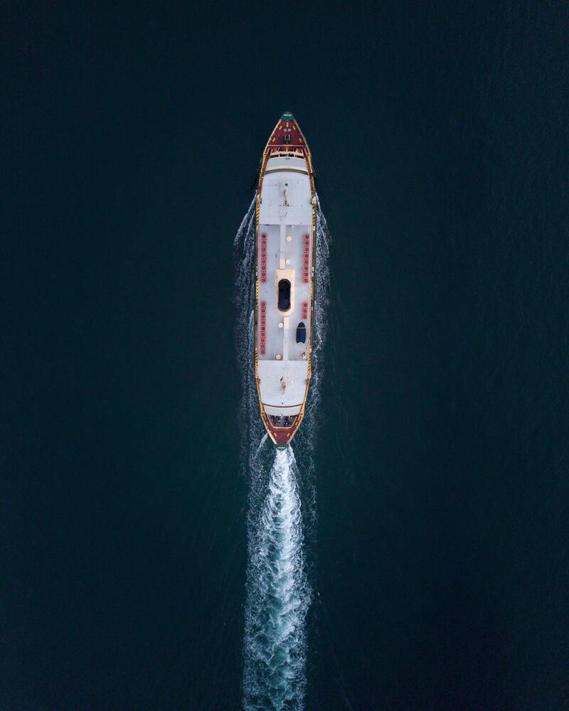 大海船影高清JPG，绝美风景摄影素材，一键下载设计必备