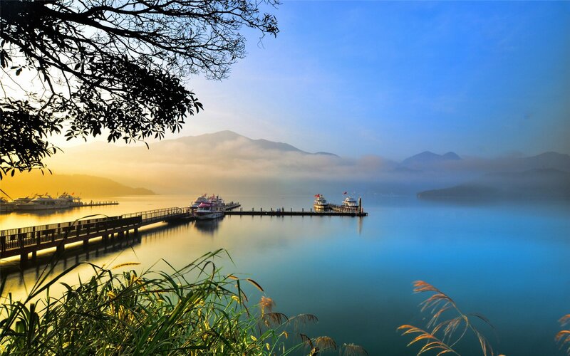 夕阳映照湖面美景，高清JPG摄影图片，风景素材免费下载