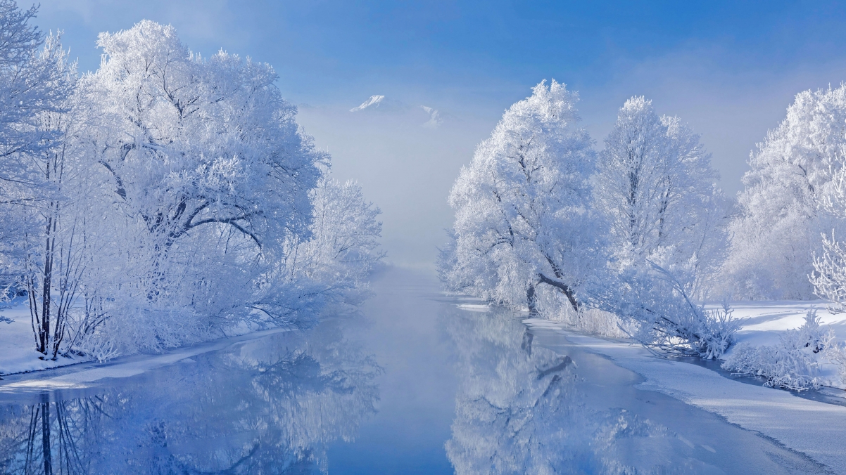冬日雪山树影，河水银装映景，4K高清壁纸，3840x2160精美下载