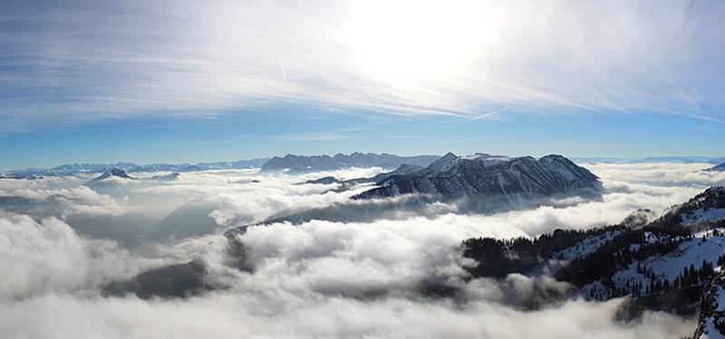 高清山峰云雾缭绕JPG摄影素材，绝美风景图片设计下载