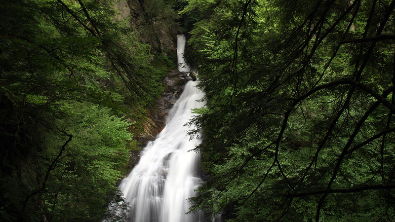 高清山林流水瀑布JPG，风景摄影素材免费下载