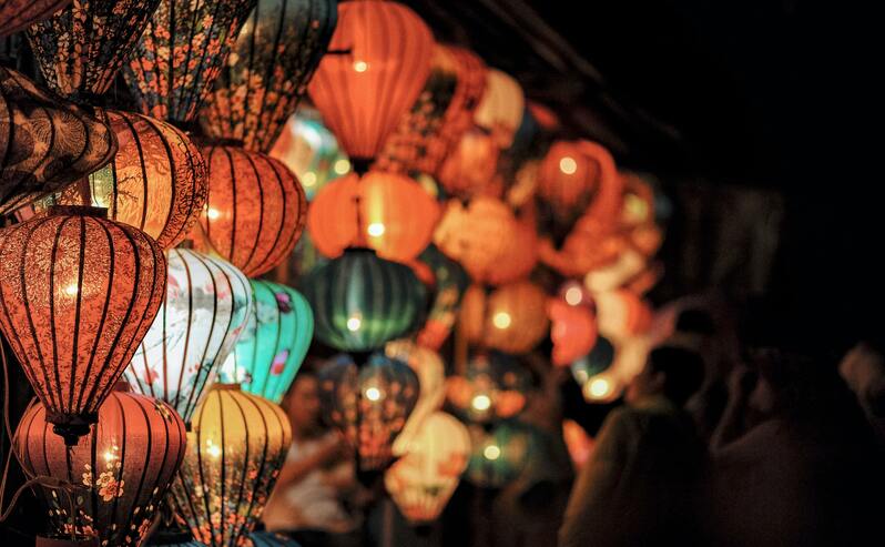 唯美夜间灯笼高清摄影，JPG风景图片素材，一键下载