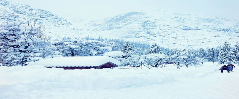 冬季高山雪景唯美海报背景，高清JPG摄影素材下载