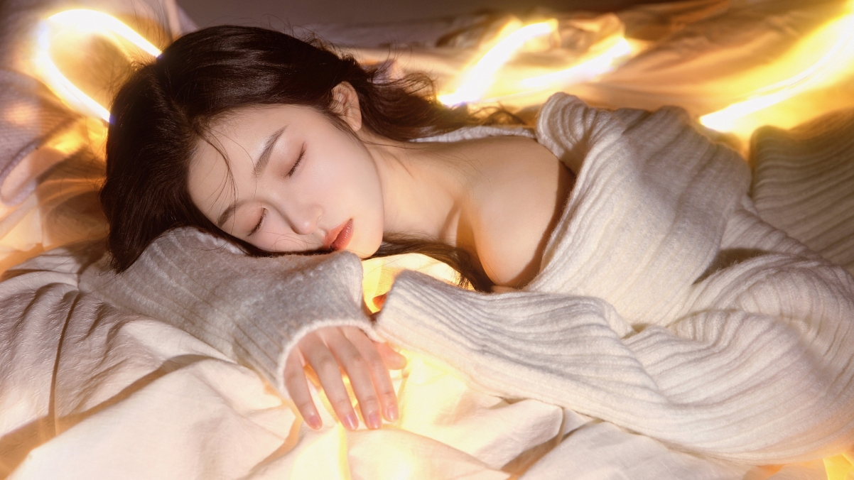 曹婉瑾闭眸入梦，绝美4K壁纸，高清3840x2160，一键下载美女图片