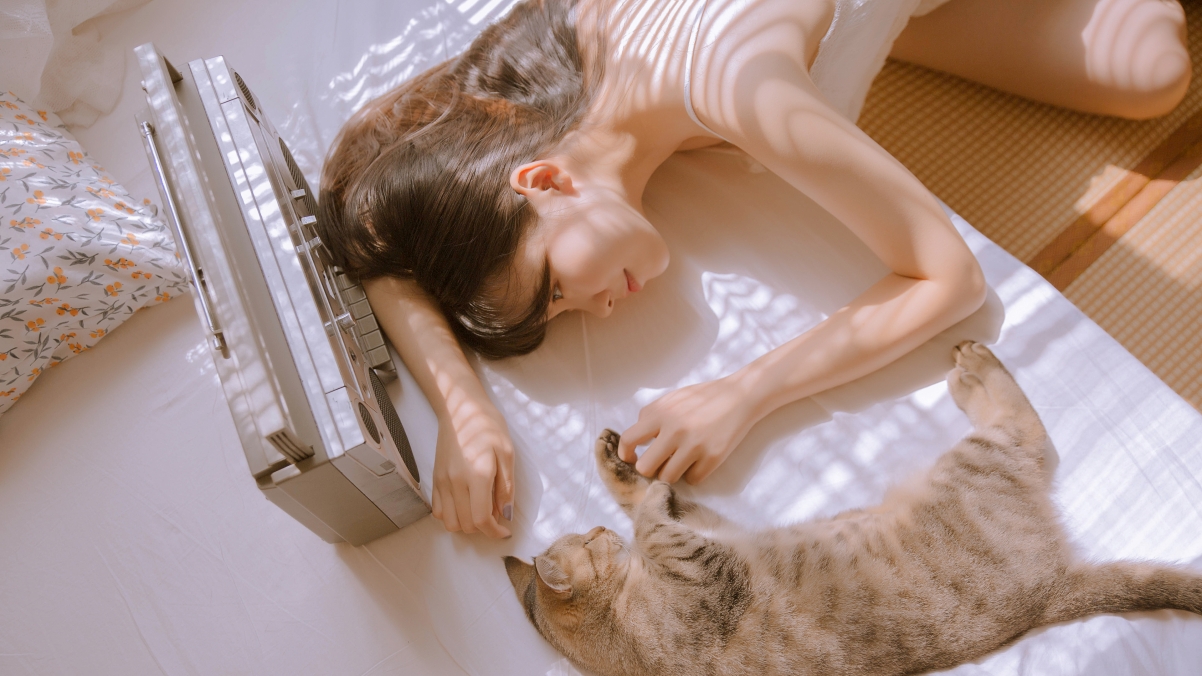 女孩与猫小清温馨瞬间，绝美4K壁纸高清下载，3840x2160分辨率