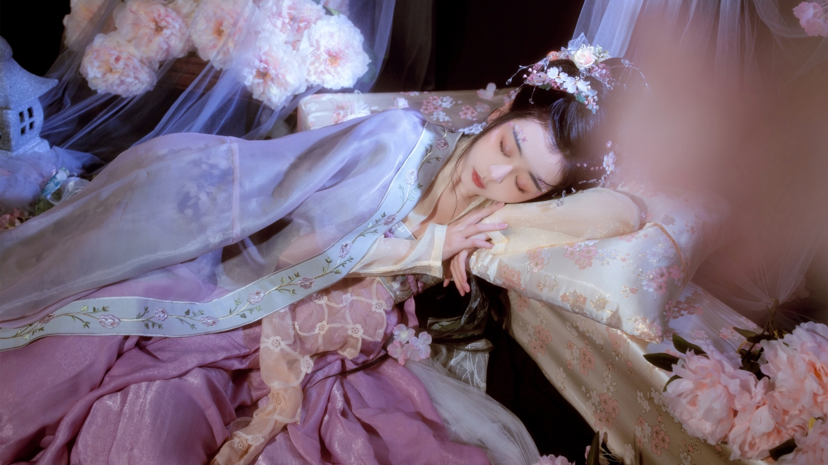 古装佳人伴花韵，唯美4K壁纸高清享，3840x2160精美下载
