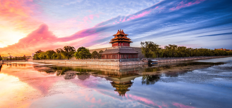 云彩缭绕的中国建筑小河美景，高清JPG摄影素材，免费下载
