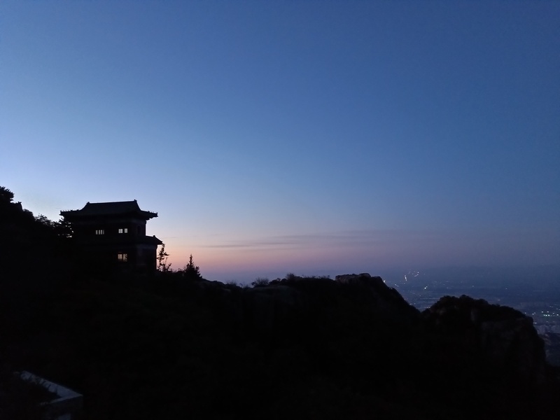 泰山朦胧天际，高清JPG风景图片素材，免费下载设计灵感