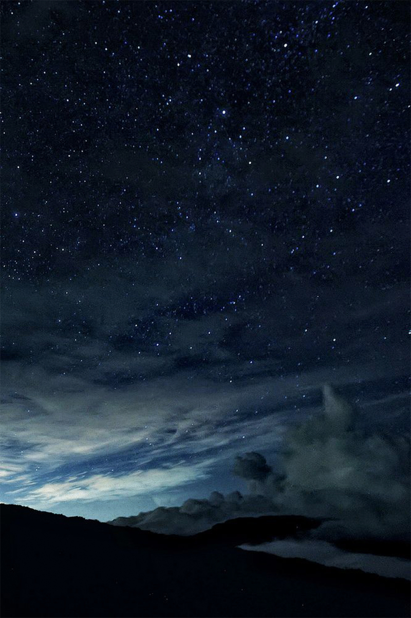 高清黑色夜空JPG海报背景，精美风景摄影素材，免费下载