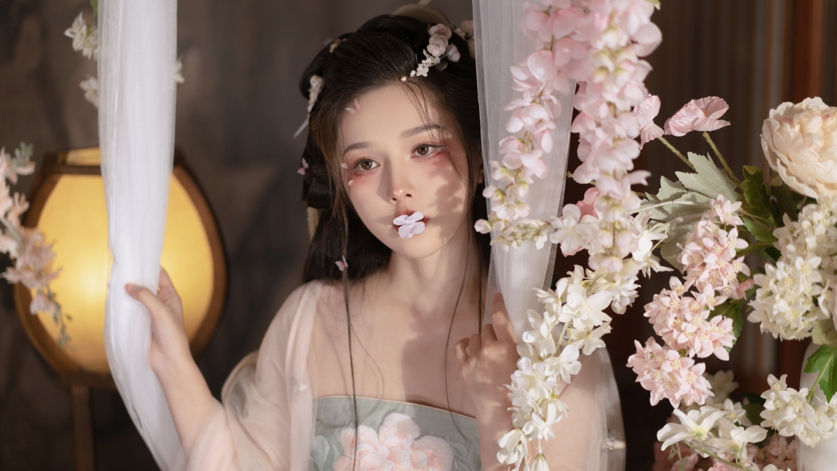 古风佳人秋千戏花，绝美4K壁纸高清下载，3840x2160分辨率