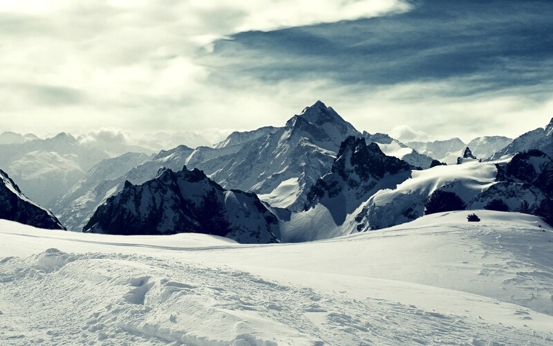 雪山天空绝美背景图，高清JPG摄影素材，免费下载用于设计