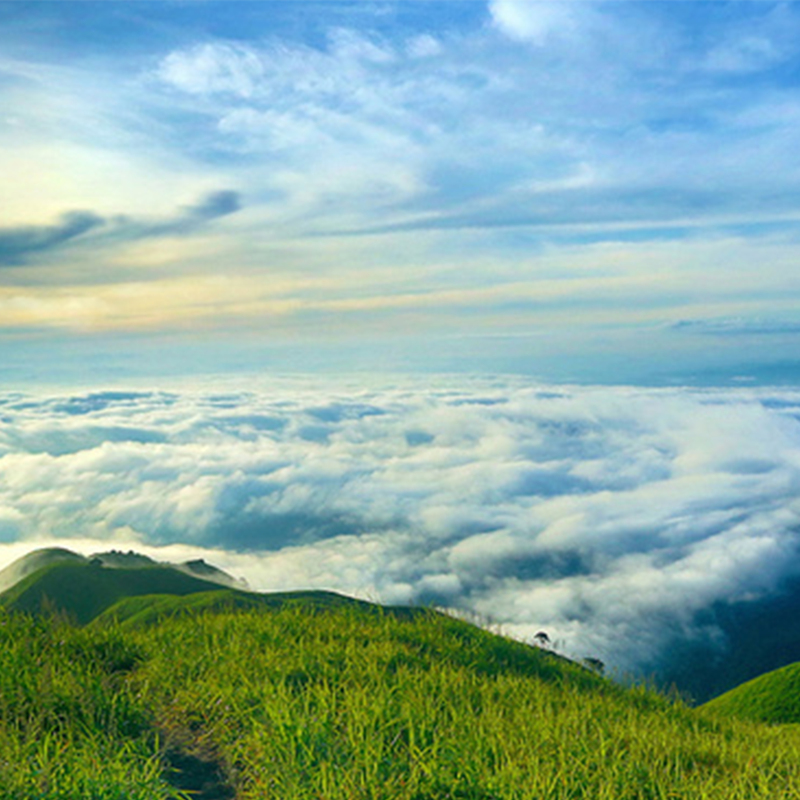 白云蓝天山顶美景，户外装备广告背景素材，高清JPG/PSD下载