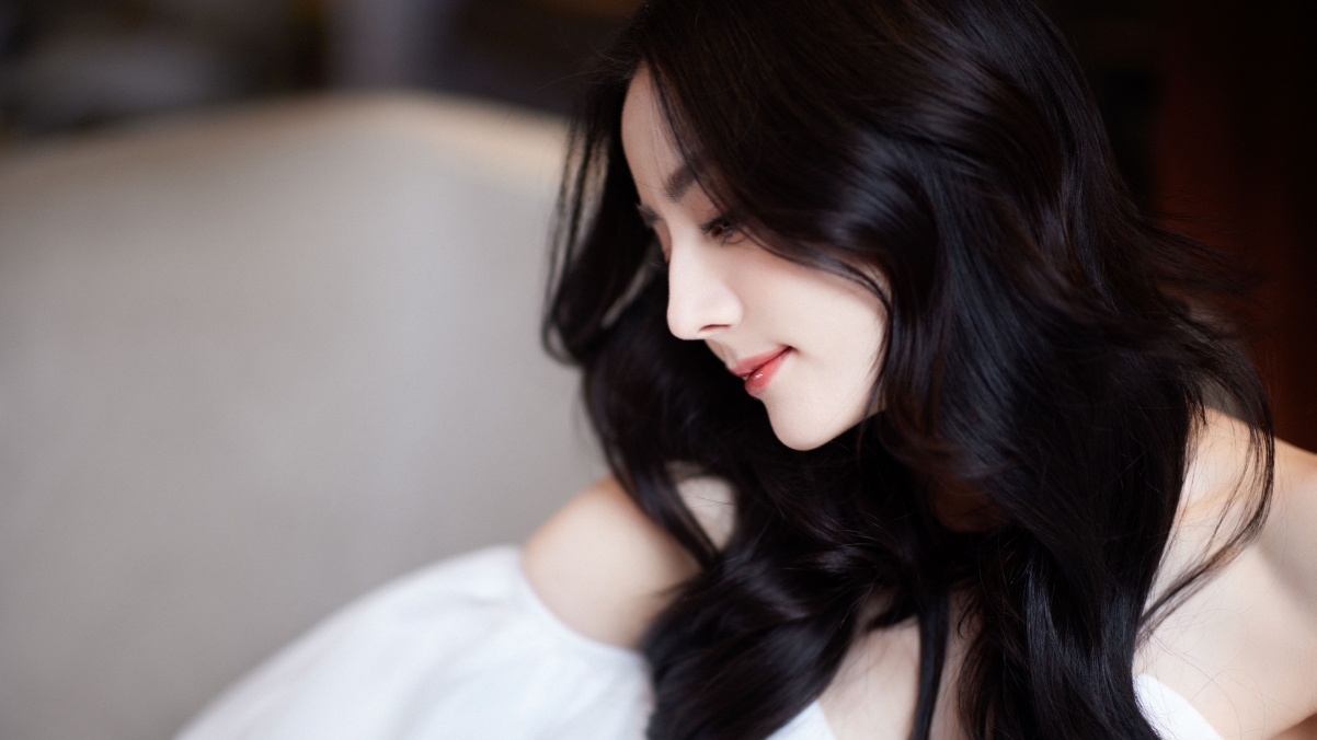 迪丽热巴绝美白色礼服裙4K高清壁纸，美女图片3840x2160超清下载