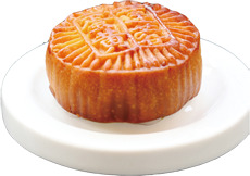 中秋佳节必备，高清PNG透明月饼图片，白色瓷盘装饰，节日元素丰富，设计素材免费下载