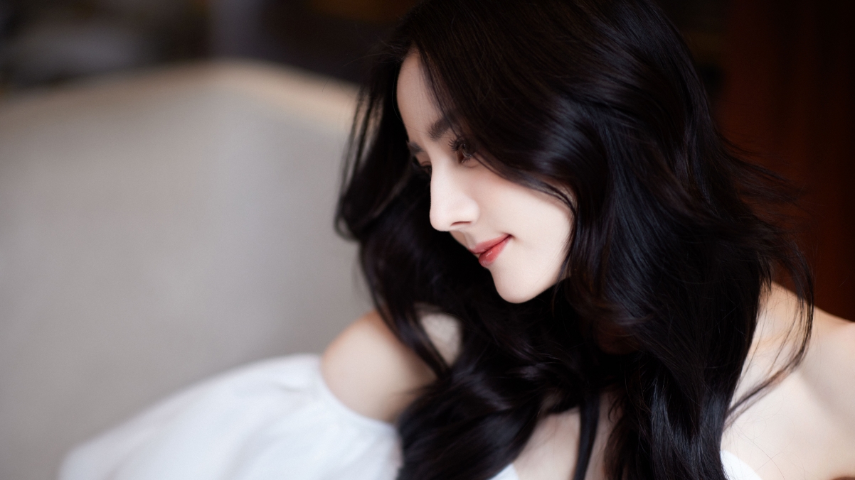 迪丽热巴绝美侧颜，4K超清壁纸，3840x2160高清下载