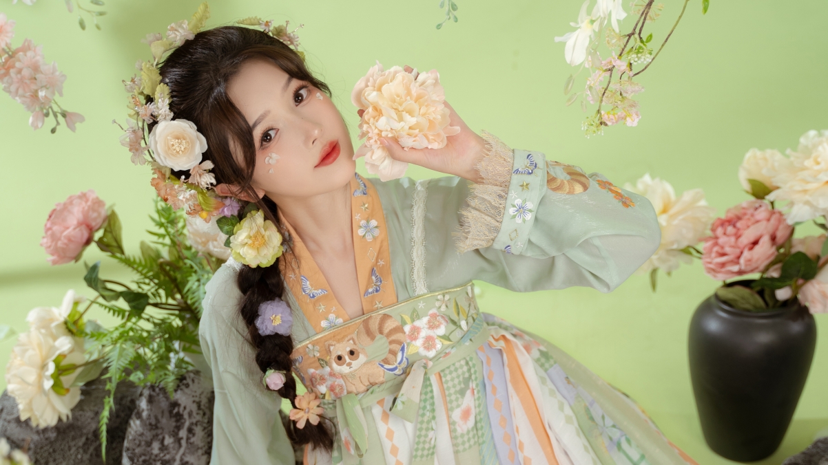 绝美佳人配花裙，惊艳4K壁纸下载，高清3840x2160分辨率