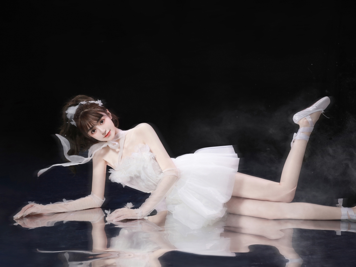 白色裙装美女与鹿醒平板iPad高清壁纸，2732x2048超清图片，免费下载