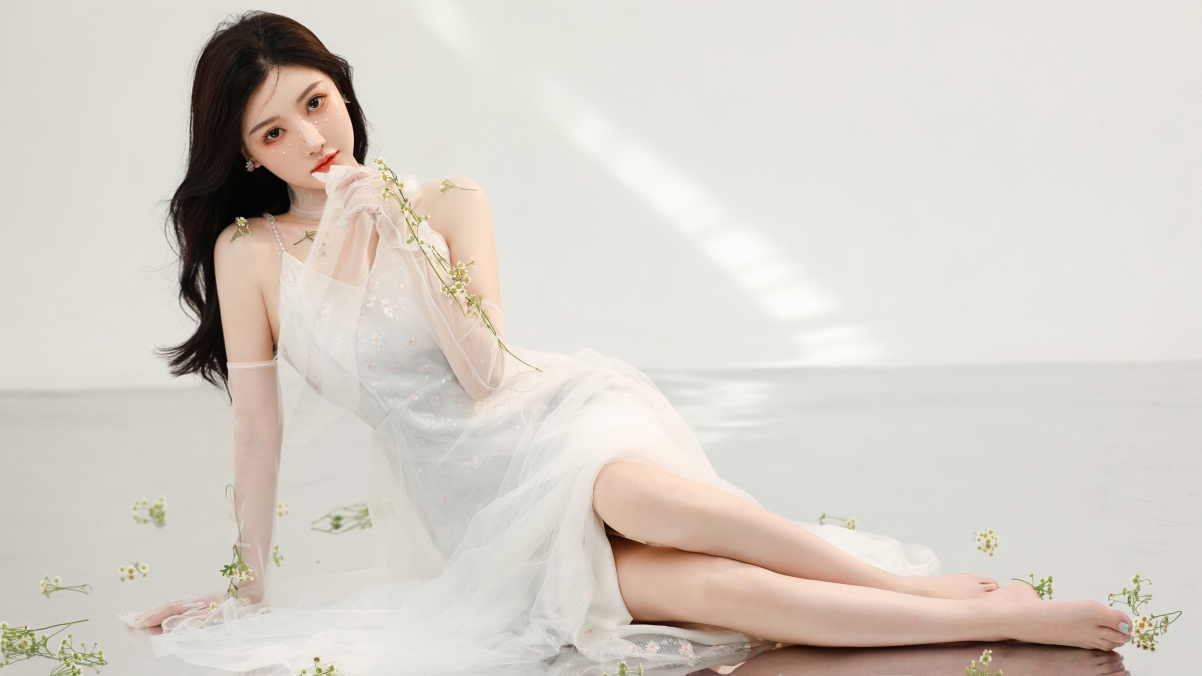 室内居家，白衣美女与皱菊共舞，美腿吸睛，高清4K壁纸下载