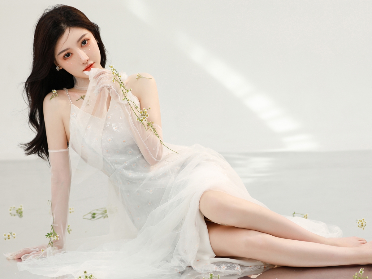 室内家居美女着白裙秀美腿，皱菊花元素iPad平板壁纸，高清2732x2048下载