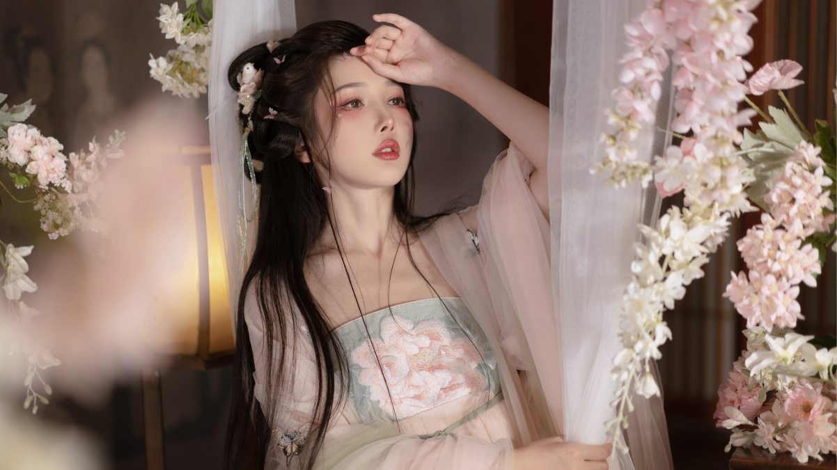 古风美女倩影，高清4K汉服花卉壁纸，绝美画质3840x2160免费下载