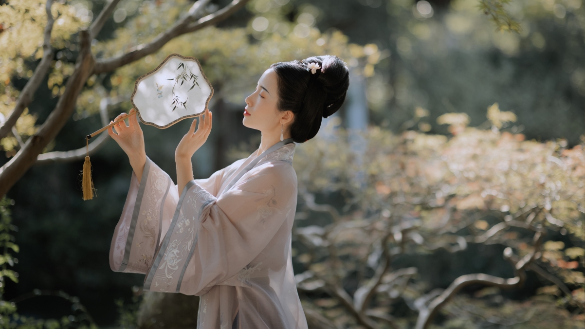 阿梦《秋日闲情》古风美女艺图，4K超清壁纸免费下载（3840x2160）