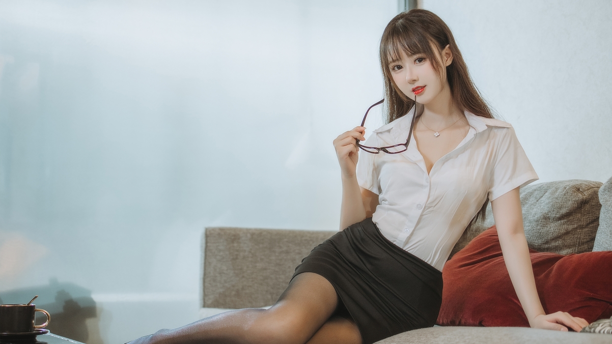 美女居家秀，长发白衣黑裙，丝袜美腿惊艳，客厅沙发4K高清壁纸下载