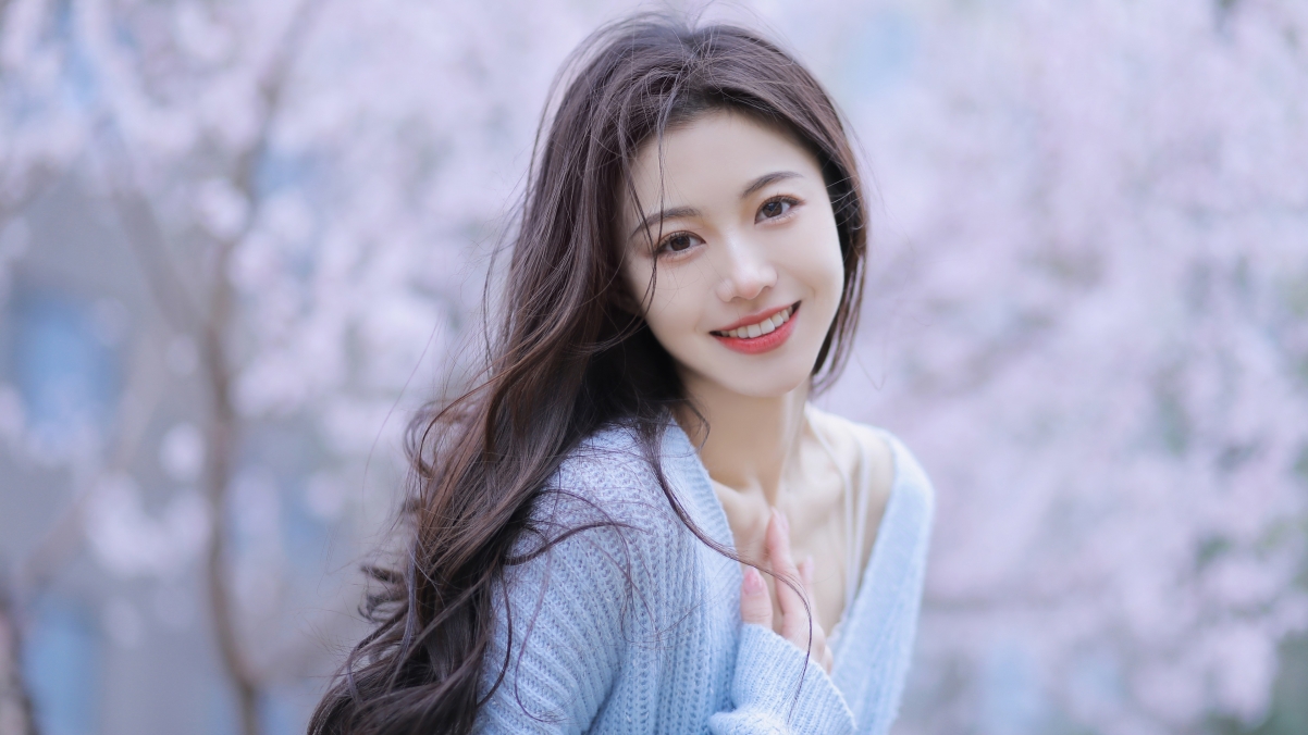 清纯长发美女，蓝色毛衣温柔迷人，4K高清壁纸下载，3840x2160极致画质