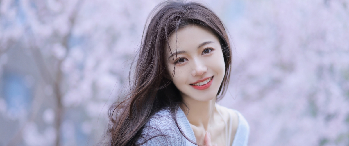 清纯甜美长发美女4K带鱼屏壁纸，高清3440x1440分辨率，免费下载