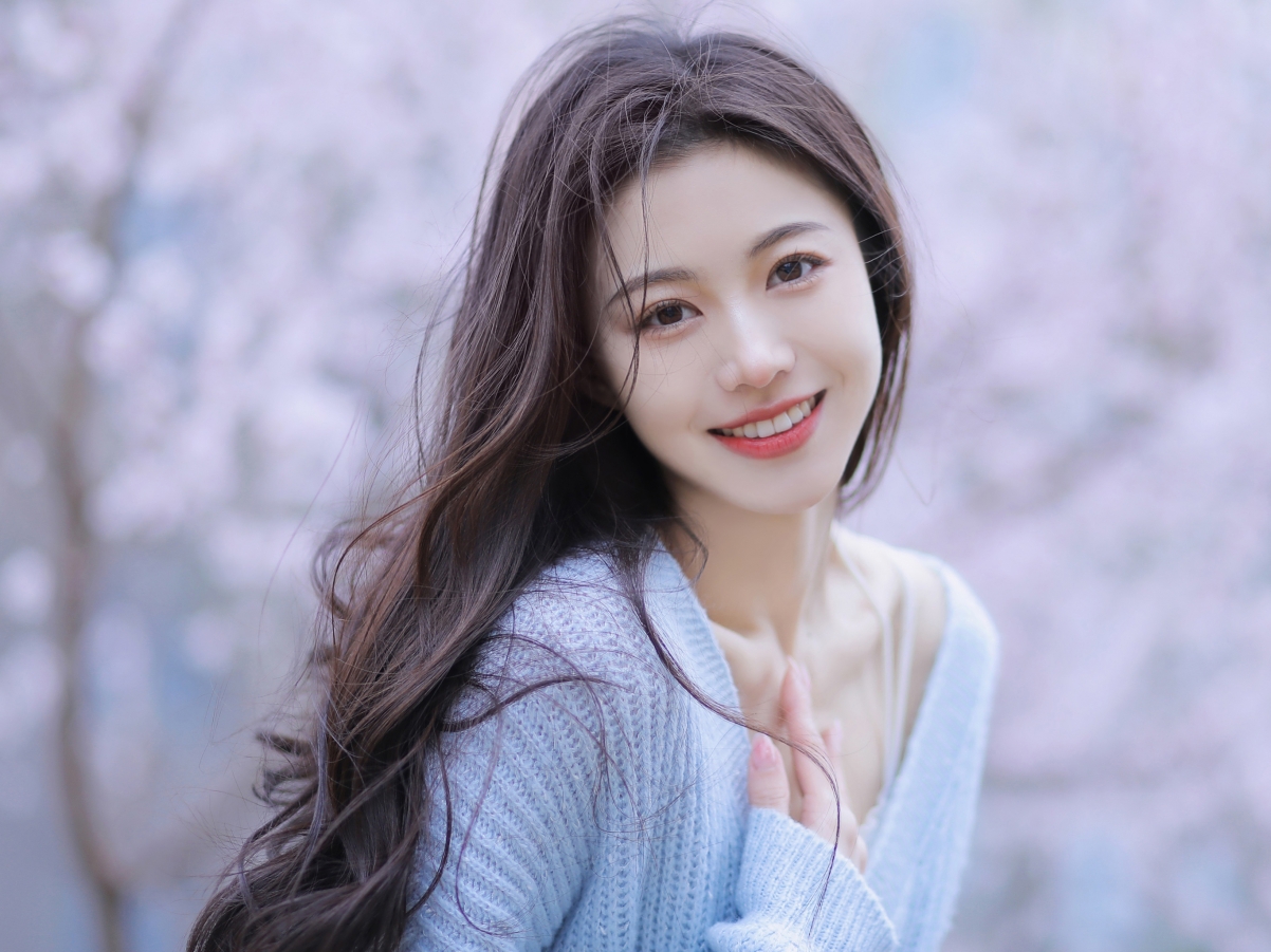 清纯甜美长发美女，蓝色毛衣iPad壁纸，高清2732x2048下载