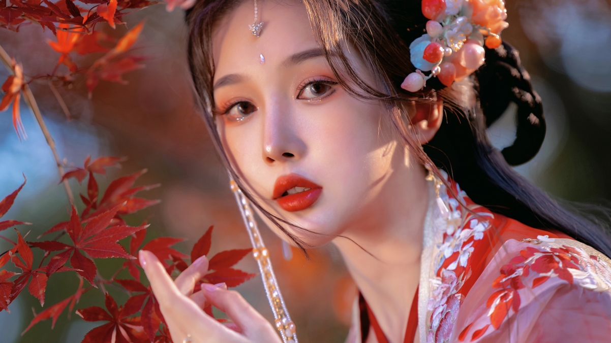 红色枫叶映衬下的古装古风美女，绝美4K高清壁纸，3840x2160分辨率，一键下载
