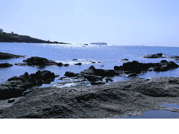 海洋美景摄影，高清PNG透明图片，蓝色天空与礁石背景元素，摄影风景设计素材下载