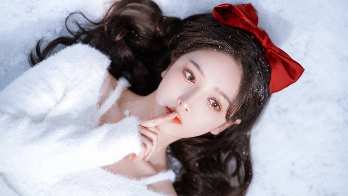 雪地长发美女，红蝴蝶结点缀，白毛衣清新，4K高清壁纸下载
