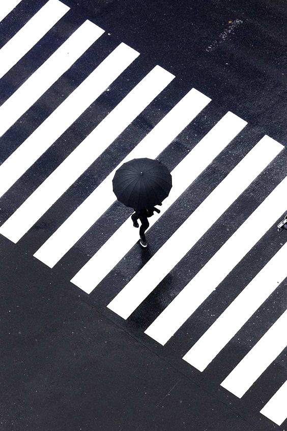 雨中漫步斑马线PNG透明图标，高清免抠元素，设计素材下载