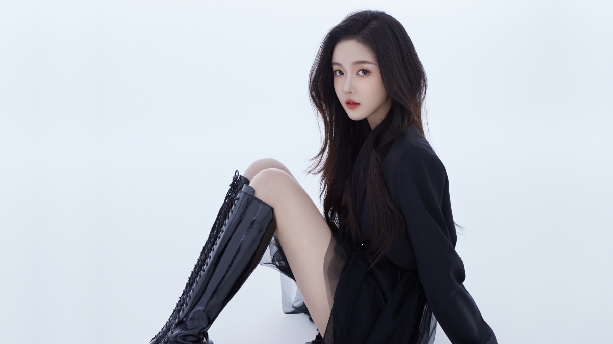 黑色长发美女着黑裙秀美腿，长靴加持，超清4K壁纸免费下载