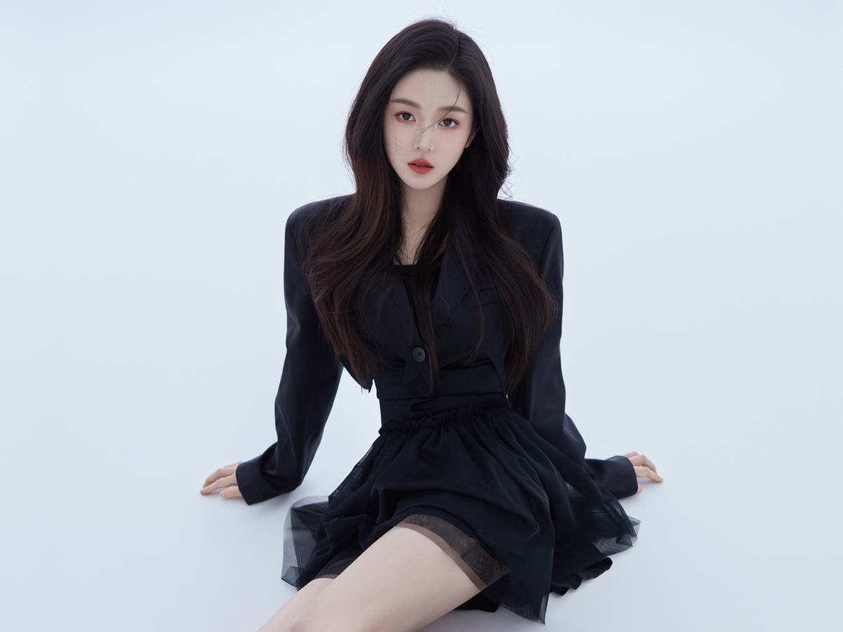 绝美小仙女长发黑裙iPad壁纸，高清2732x2048大图，一键下载平板专属美女背景