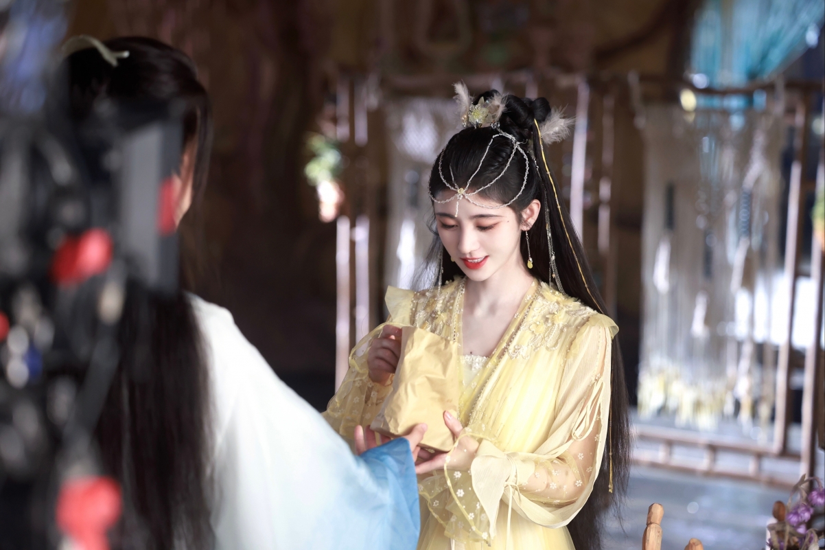 鞠婧祎古装剧照，黄色裙子绝美壁纸，高清4K大图，4032x2688分辨率免费下载