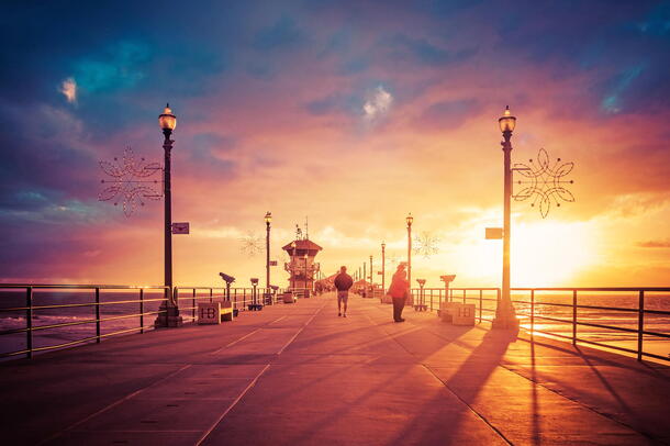 海边路灯夕阳美景，紫色天空PNG透明背景，卡通手绘图片素材下载