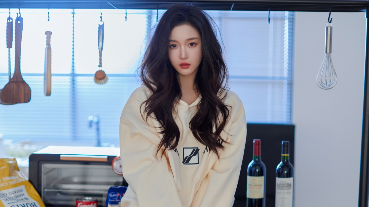 清纯厨娘曹婉瑾，长卷发美女4K超清壁纸，3840x2160高清下载