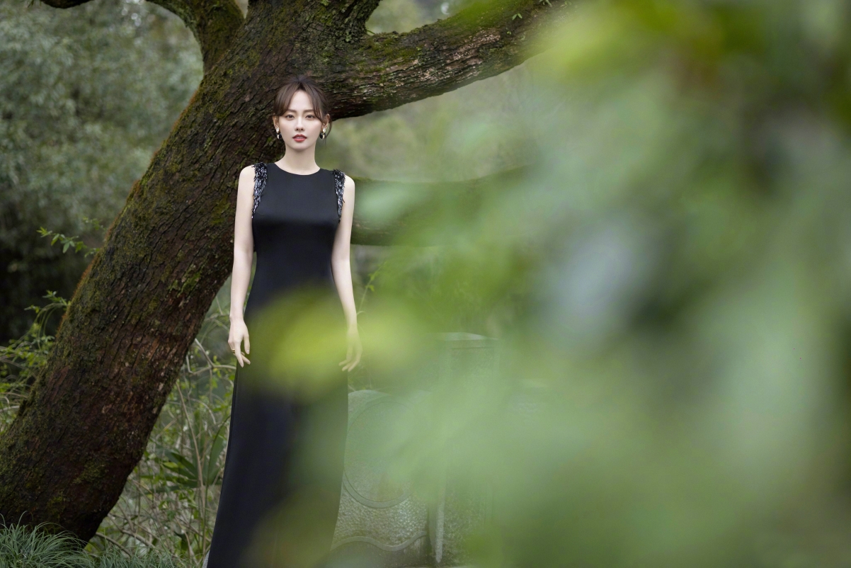 森系风韵，张嘉倪黑色长裙倩影，绝美4K高清壁纸，3840x2561超清下载