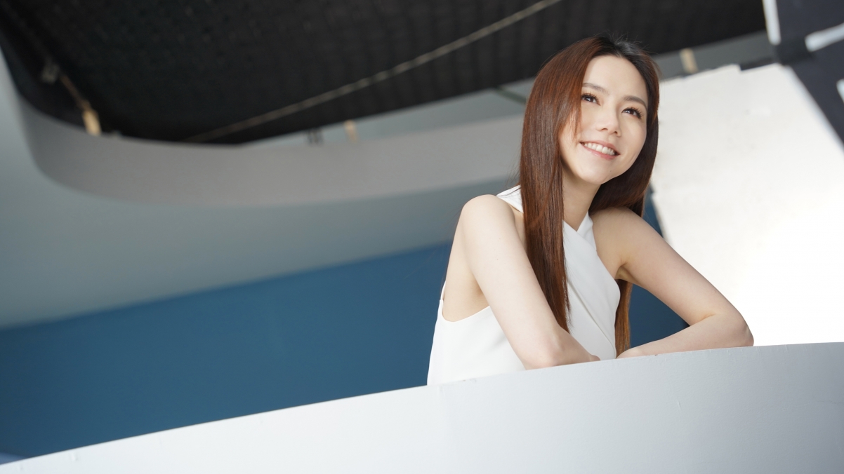 邓紫棋白衣倩影，绝美4K高清壁纸，3840x2160分辨率，一键下载！