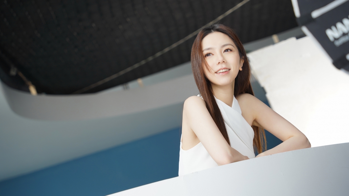 邓紫棋4K高清壁纸，长发飘逸，白衣仙女，3840x2160超清桌面美图下载
