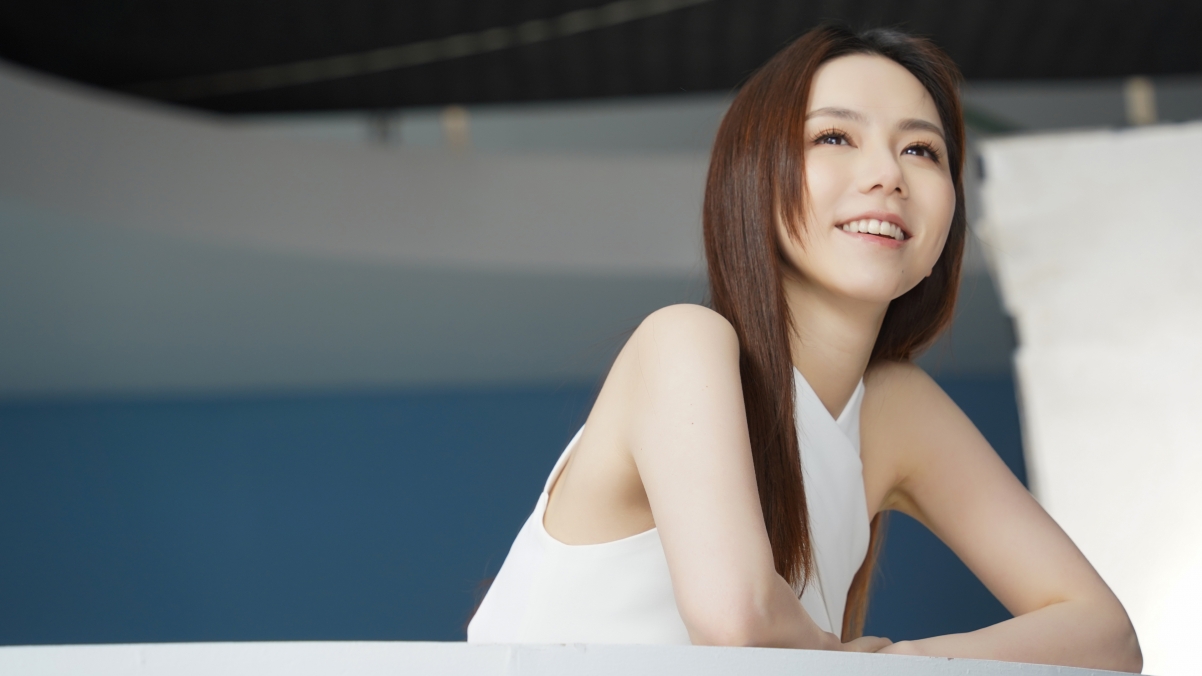 邓紫棋绝美4K超清壁纸，3840x2160高清分辨率，一键下载美女电脑桌面背景