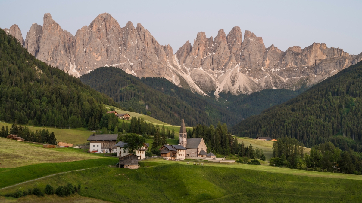 阿尔卑斯山麓乡村景，房子点缀，Dolomite山脉绝美风光，4K高清壁纸下载